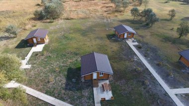 Dinlenme temelinde evler. Turistler ve avcılar için evler