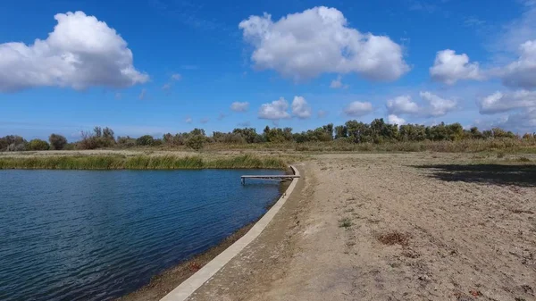 Un lago artificiale per la pesca. Un ponte per i pescatori sul lago. Pesca lago . — Foto Stock