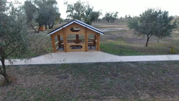 Pavillons mit Tischen und Bänken in der Natur. — Stockfoto