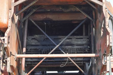 Eski paslı demonte hasat birleştirin. Biçerdöver Traktörler birleştirmek