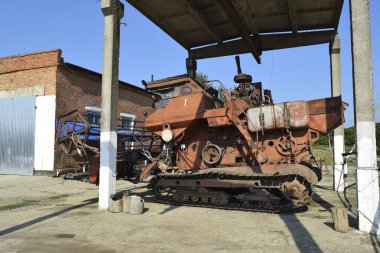 Eski paslı demonte birleştirmek hasat.