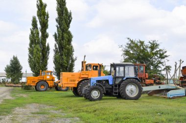 Traktör, üst üste duran. Tarım makineleri.