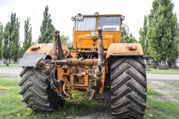 Oroszország Temryuk 2015 Július Nagy Traktor Régi Szovjet Mezőgazdasági Gépek — Stock Fotó