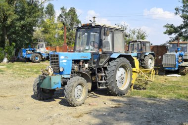 Traktör, üst üste duran. Tarım makineleri.