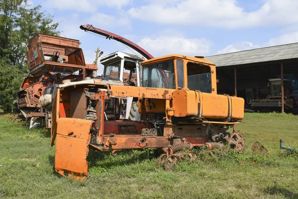오래 된 녹슨 분해 트랙터입니다. 소련 농업 기계. — 스톡 사진