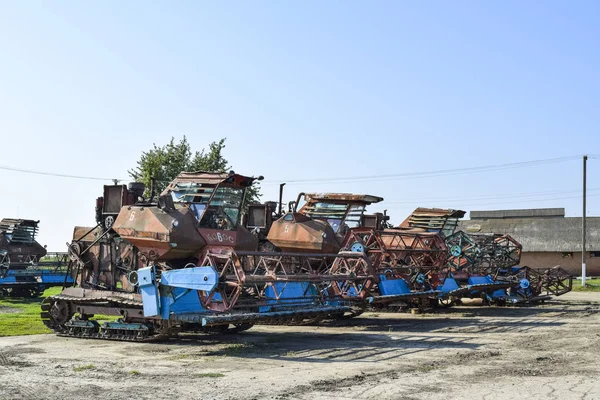Antigua cosechadora desmontada oxidada . — Foto de Stock