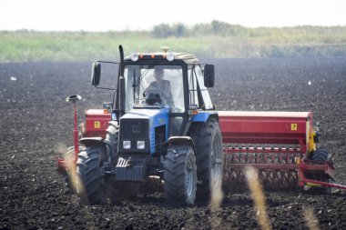 Traktör. Tarım makineleri.