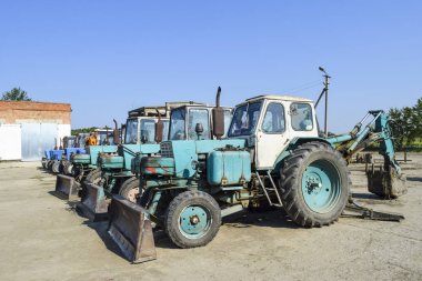 Traktör toprak kazma için bir kova ile. Buldozer ve sınıf öğrencisi.