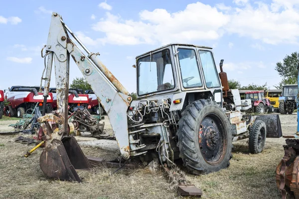 Tractor con cubo para cavar tierra. Bulldozer y niveladora . — Foto de Stock