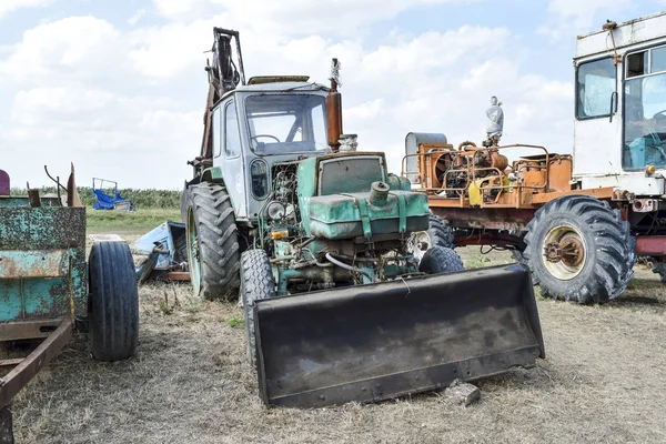 Trekker met een emmer voor het graven van de bodem. Bulldozer en grader. — Stockfoto