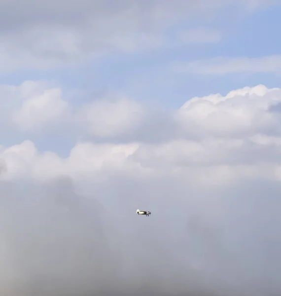 Egy Mezőgazdasági Repülőgép Repül Egy Mezőt Rizs Air Alkalmazás Gyomirtó — Stock Fotó