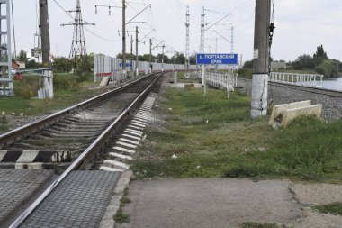 Demiryolu, tren geçerken. Poltava Eric nehrin adıdır