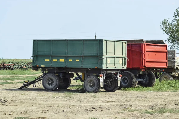 Auflieger für einen Traktor. der Anhänger für den Gütertransport — Stockfoto