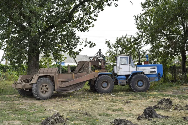 Большой Трактор Грейдером Прицепе Сельскохозяйственная Техника — стоковое фото