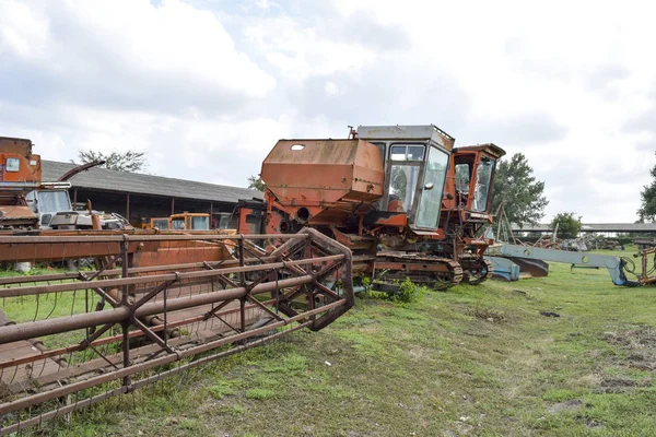Oude Rusty Gedemonteerd Combineren Maaimachine Combineren Van Rooiers Landbouwmachines — Stockfoto