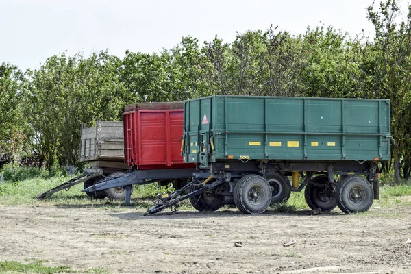 Прицепы грузовиков для трактора. Прицеп для перевозки грузов — стоковое фото