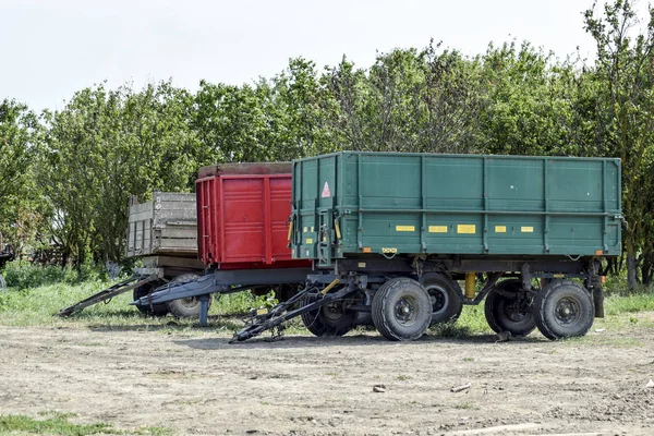 Autók a traktor pótkocsik. A pótkocsi, a rakományok szállítása — Stock Fotó