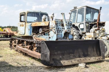 Traktör. Tarım makineleri traktör. traktör ile pick-up, sınıf öğrencisi. Traktör Tarım makineleri Park. Resmi traktör Temryuk eteklerinde kırsal bir garajda park yeri alınmıştır.