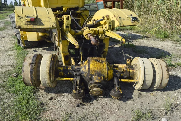 Aan Achterkant Helft Van Een Grote Tractor Gedemonteerde Trekker Grote — Stockfoto