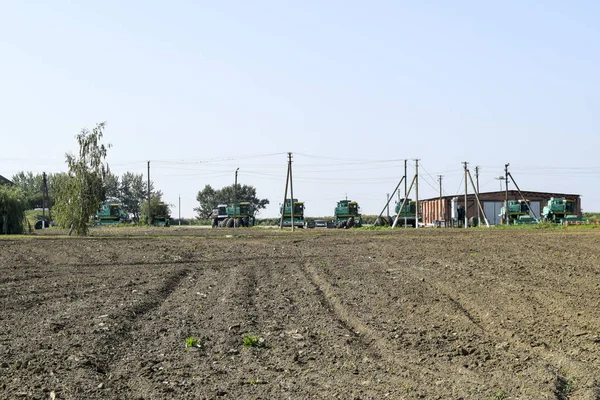 Pod širým nebem garáže pro zemědělské stroje. Staré traktory, kombajny a vlečná zařízení — Stock fotografie