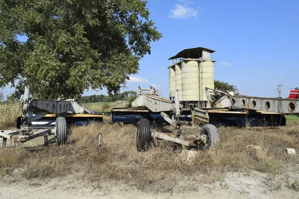 重い装置のトレーラーに年生 トラクター コンバインのトレーラーヒッチ 農業機械用トレーラー — ストック写真