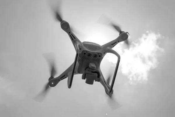 Drone DJI Phantom 4 en vuelo. Quadrocopter contra el cielo azul —  Fotos de Stock