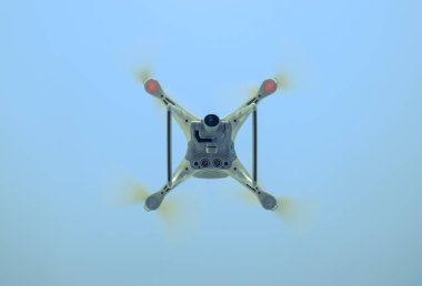 Krasnodar, Rusya - 30 Mayıs 2017: Drone ile DJI indeks işlem Phantom 4 uçuş. Quadrocopter beyaz bulutlar ile mavi gökyüzüne karşı. Gökyüzünde helikopter uçuş.