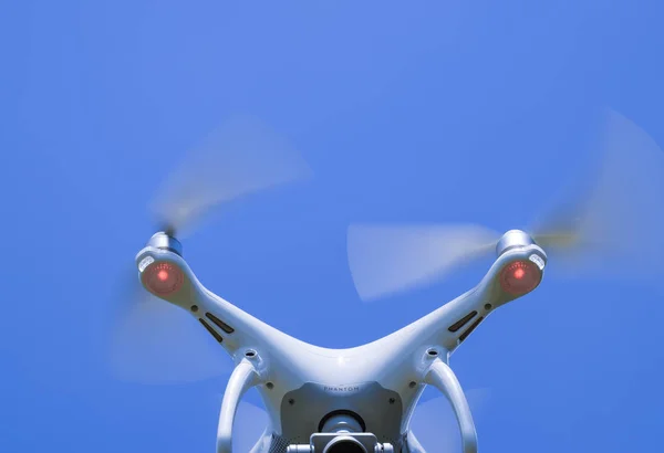 Drönare Dji Phantom 4 under flygning. Quadrocopter mot den blå himlen — Stockfoto