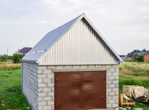 Weergave van de garage in een stuk grond — Stockfoto