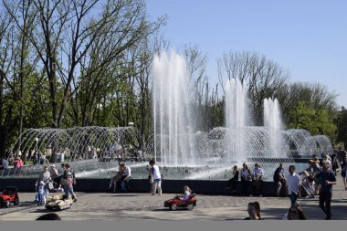 Krasnodar şehir şehir çeşme. İnsanlar çeşmenin yürüyor. Su sıçraması.