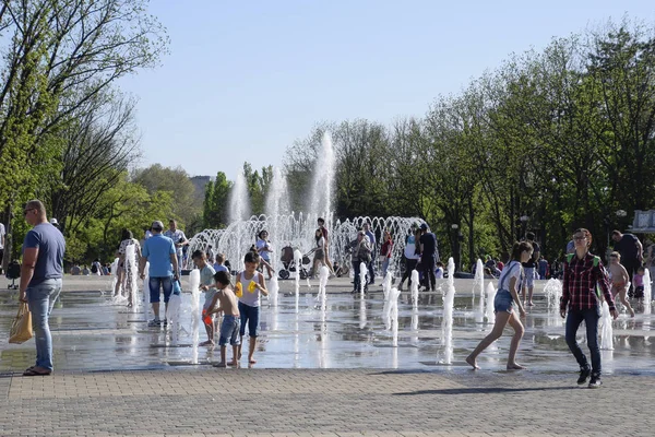 Krasnodar Rússia Maio 2017 Fonte Cidade Cidade Krasnodar Pessoas Estão — Fotografia de Stock