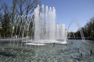 Krasnodar, Rusya - 1 Mayıs 2017: Şehir çeşme Krasnodar şehir. İnsanlar çeşmenin yürüyor. Su sıçraması.