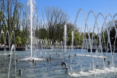 Krasnodar, Rusya - 1 Mayıs 2017: Şehir çeşme Krasnodar şehir. İnsanlar çeşmenin yürüyor. Su sıçraması.