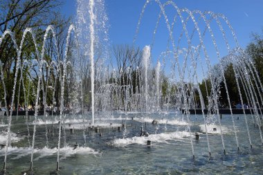 Krasnodar, Rusya - 1 Mayıs 2017: Şehir çeşme Krasnodar şehir. İnsanlar çeşmenin yürüyor. Su sıçraması.