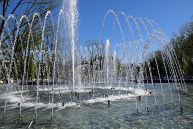 Krasnodar, Rusya - 1 Mayıs 2017: Şehir çeşme Krasnodar şehir. İnsanlar çeşmenin yürüyor. Su sıçraması.