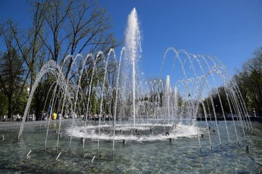 Krasnodar, Rusya - 1 Mayıs 2017: Şehir çeşme Krasnodar şehir. İnsanlar çeşmenin yürüyor. Su sıçraması.