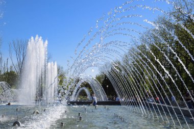 Krasnodar şehir şehir çeşme. İnsanlar çeşmenin yürüyor. Su sıçraması.