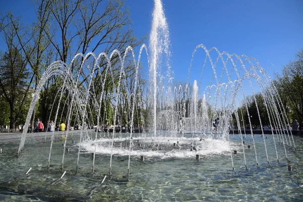 城市喷泉在克拉斯诺达尔。人们正在喷泉边走。溅水. — 图库照片