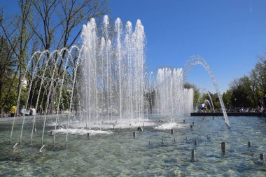 Krasnodar, Rusya - 1 Mayıs 2017: Şehir çeşme Krasnodar şehir. İnsanlar çeşmenin yürüyor. Su sıçraması.