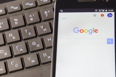 Klavye arka plan üzerinde Google arama sistemi ile akıllı telefon.