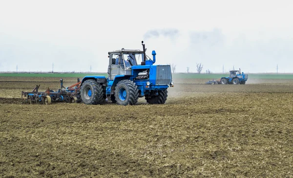 Buja Lazítsa Meg Talaj Mező Vetés Előtt Traktor Ekék Egy — Stock Fotó