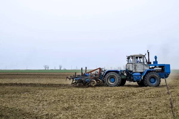 Bujna Spulchniają Glebę Pola Przed Siewem Traktor Orze Pole Pług — Zdjęcie stockowe