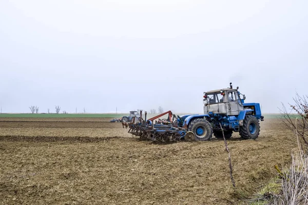 Bujna Spulchniają Glebę Pola Przed Siewem Traktor Orze Pole Pług — Zdjęcie stockowe