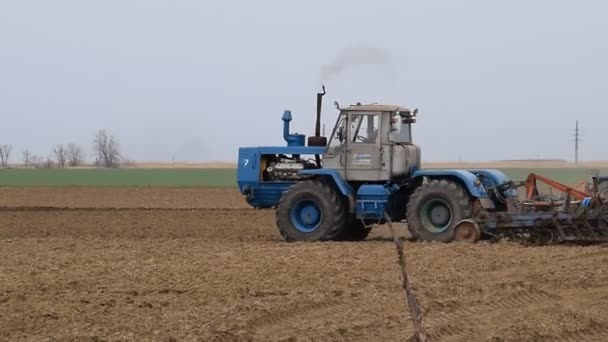 Пышные Ослабить Почву Поле Перед Посевом Трактор Вспахивает Поле Плугом — стоковое видео