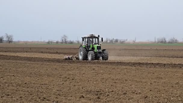 Weelderige Los Van Bodem Het Veld Voor Het Zaaien Trekker — Stockvideo