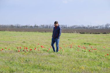 Lale alan bir ceket bir adam. Glade ile Lale