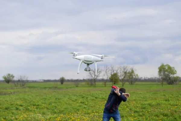 Чоловік ховається від зіткнення з за гул. Quadrocopter летить до людини — стокове фото