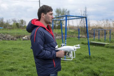 Quadrocopter onun elinde olan bir adam. Beyaz bir dron p ediliyor