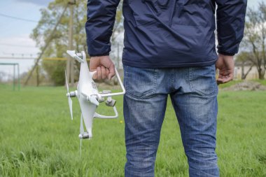 Quadrocopter onun elinde olan bir adam. Beyaz kvadrokopter prepa