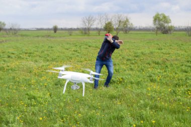 Bir adam kendini bir dron ile bir çarpışma dan gizler. Quadrocopter 